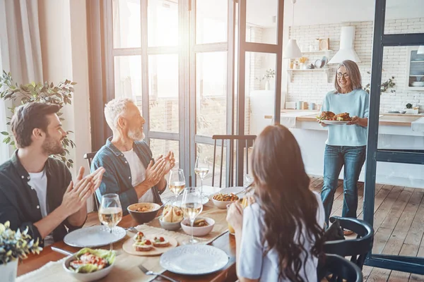 Glückliche Mehrgenerationenfamilie lächelt beim gemeinsamen Abendessen — Stockfoto