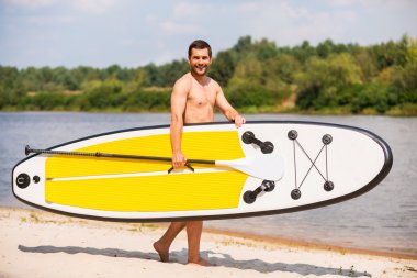 onun paddleboard tutan adam