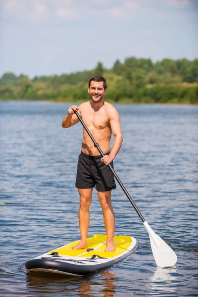 Homem em paddleboard . — Fotografia de Stock