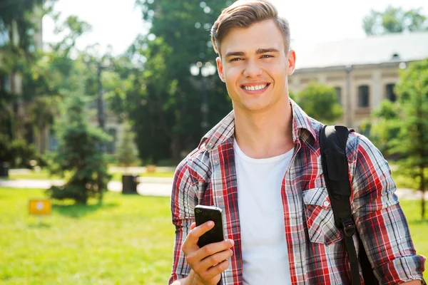 Estudante segurando telefone celular — Fotografia de Stock