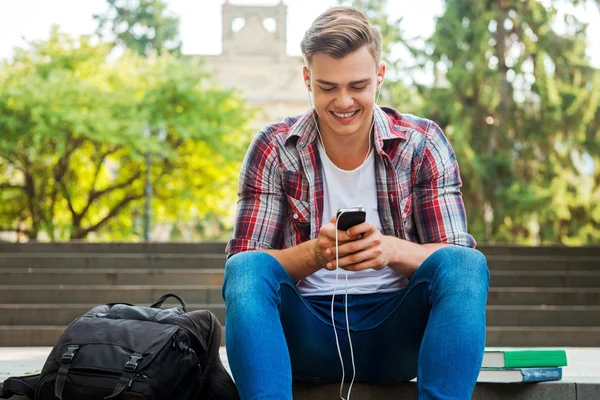 Student luisteren naar mp3-speler — Stockfoto