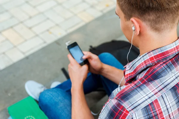 Чоловік слухає MP3 плеєр — стокове фото