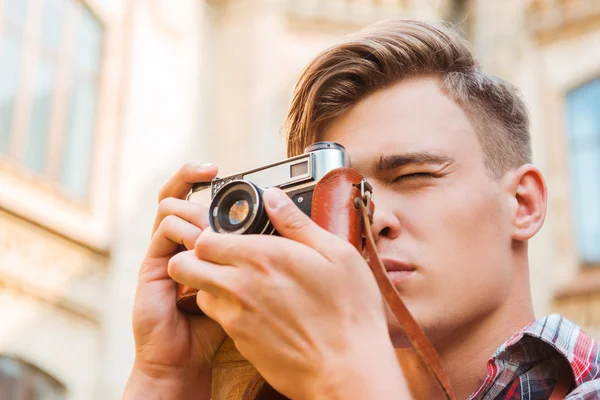 Hombre fotografiando con su cámara vintage — Foto de Stock