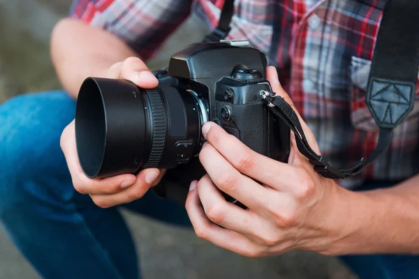 Człowiek bada jego cyfrowy aparat fotograficzny — Zdjęcie stockowe