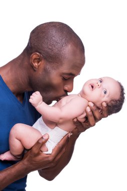 onun küçük bebek tutan ve onu öperken Afrikalı bir adam