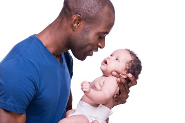 Afrikalı adamın onun küçük bebek tutan