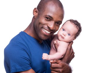 Afrikalı adamın onun küçük bebek tutan