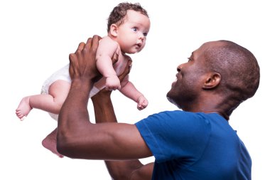 Afrikalı adamın onun küçük bebek tutan
