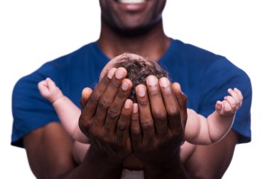 Afrikalı adamın onun küçük bebek tutan