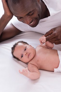 Afrikalı adamın onun küçük bebekle oynarken