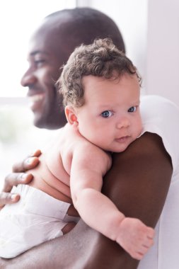 Afrikalı adamın onun küçük bebek tutan