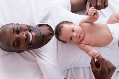 Afrikalı adamın onun küçük bebek tutan