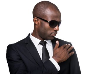 Afrika adam resmi kıyafeti ceketini ayarlama