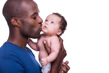 Afrikalı adamın onun küçük bebek tutan