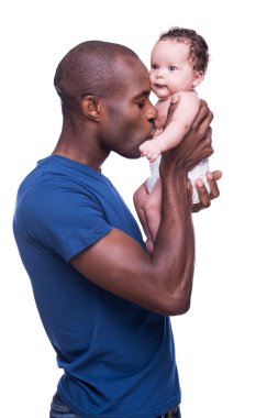 Afrikalı adamın onun küçük bebek tutan
