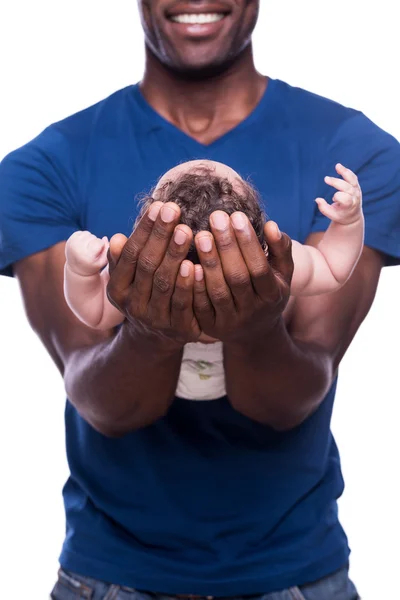 Africano uomo holding suo piccolo bambino — Foto Stock