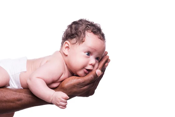 Schwarze Hände, die niedliches kleines Baby halten — Stockfoto