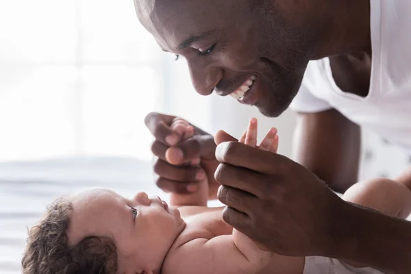 Afrikanischer Mann spielt mit seinem kleinen Baby — Stockfoto