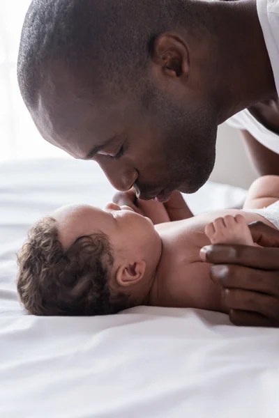 Afrikanischer Mann spielt mit seinem kleinen Baby — Stockfoto