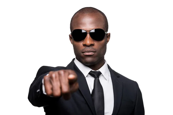 Hombre africano en ropa formal y gafas de sol señalándote — Foto de Stock