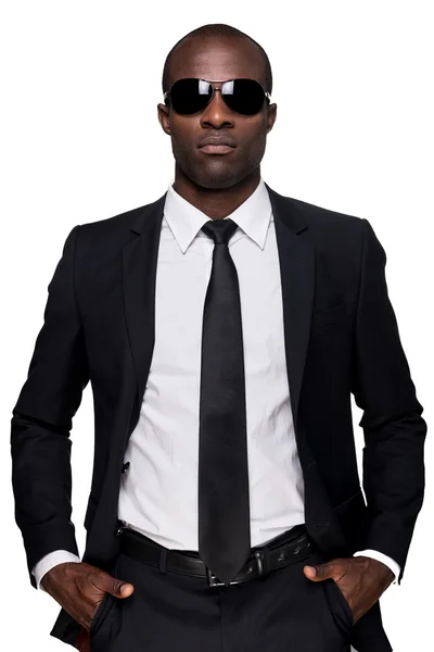 Hombre africano en ropa formal y gafas de sol — Foto de Stock