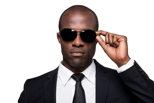 Afrikaanse man in formalwear aanpassen zonnebril — Stockfoto