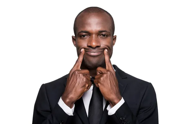 Hombre africano haciendo una sonrisa con sus dedos — Foto de Stock