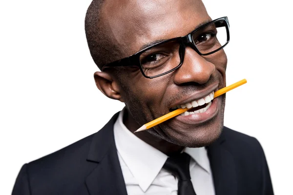 Африканский мужчина в формальной одежде держит карандаш во рту — стоковое фото