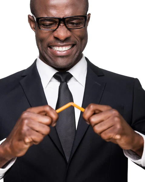 Africano homem em formalwear quebrando lápis — Fotografia de Stock