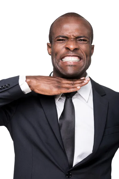 Woedend jonge Afrikaanse man in formalwear aan zijn nek te raken — Stockfoto