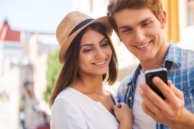 sevgi dolu çift holding cep telefonu