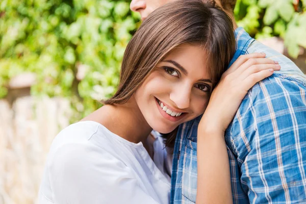 Vrouw verlijmen met haar vriend — Stockfoto