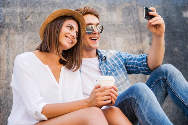 Älskande par att göra selfie med smarta telefonen — Stockfoto