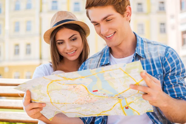 Touristenpaar begutachtet Landkarte — Stockfoto