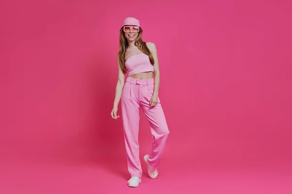 Comprimento Total Bela Jovem Mulher Roupas Moda Contra Fundo Rosa — Fotografia de Stock