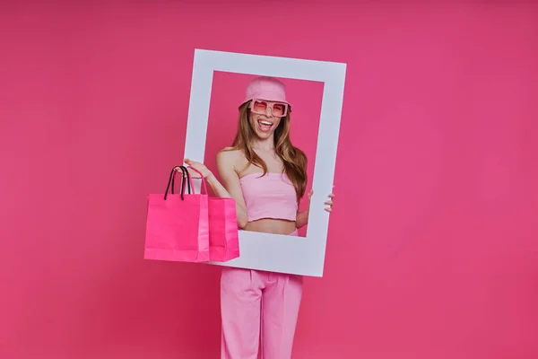 Mujer Feliz Mirando Través Marco Imagen Llevando Bolsas Compras — Foto de Stock