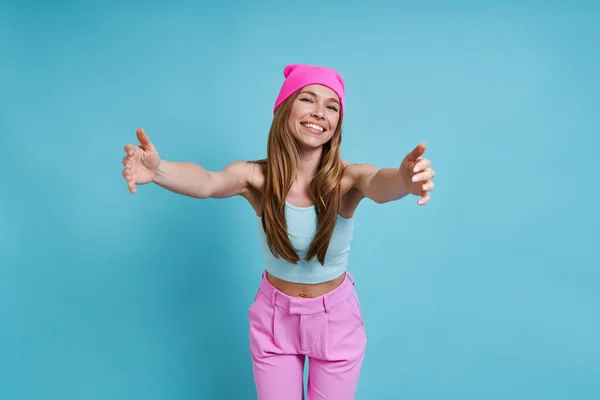 Happy Young Woman Pink Hat Smiling While Standing Blue Background — Stock Photo, Image