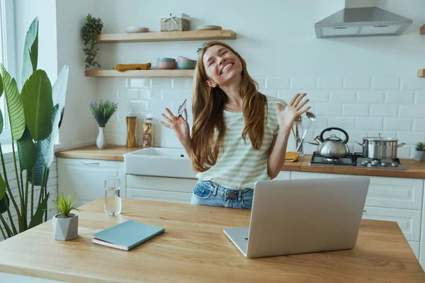 Joyeux Jeune Femme Profiter Des Achats Ligne Utilisant Carte Crédit — Photo