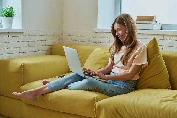 Atractiva Joven Mujer Trabajando Ordenador Portátil Sonriendo Mientras Está Sentada —  Fotos de Stock