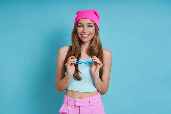 Happy Young Woman Pink Hat Holding Eyeglasses Smiling While Standing — Stock Photo, Image