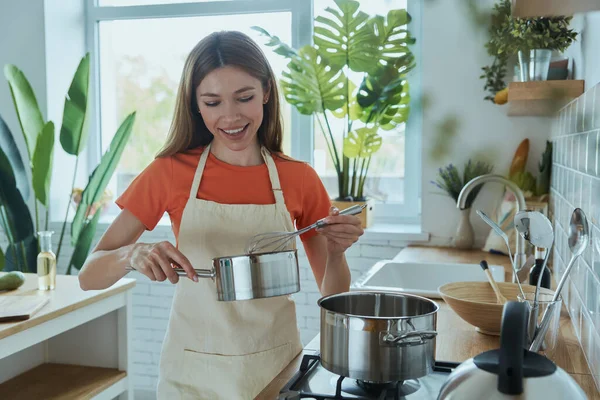 Hermosa Joven Cocinando Cocina Doméstica Buscando Feliz — Foto de Stock