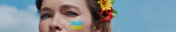 Primer Plano Hermosa Joven Ucraniana Corona Floral Mirando Cámara — Foto de Stock