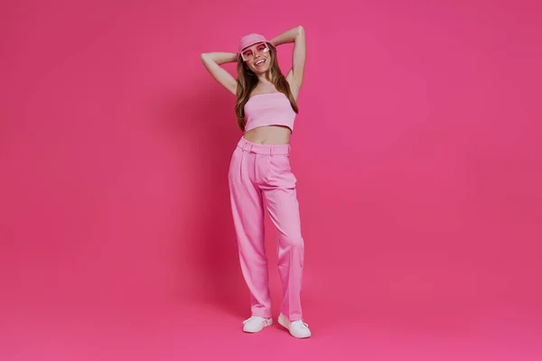 Πλήρες Μήκος Της Ελκυστική Νεαρή Γυναίκα Μοντέρνα Ρούχα Στέκεται Ροζ — Φωτογραφία Αρχείου