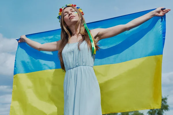 Jovem Mulher Ucraniana Atraente Segurando Bandeira Nacional Com Céu Fundo — Fotografia de Stock