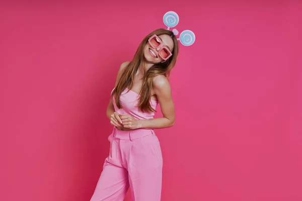 Funky Joven Mujer Partido Headwear Sonriendo Mientras Que Pie Sobre — Foto de Stock