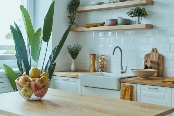 Gezellig Modern Interieur Van Keuken Interieur Met Witte Meubels Lichte — Stockfoto