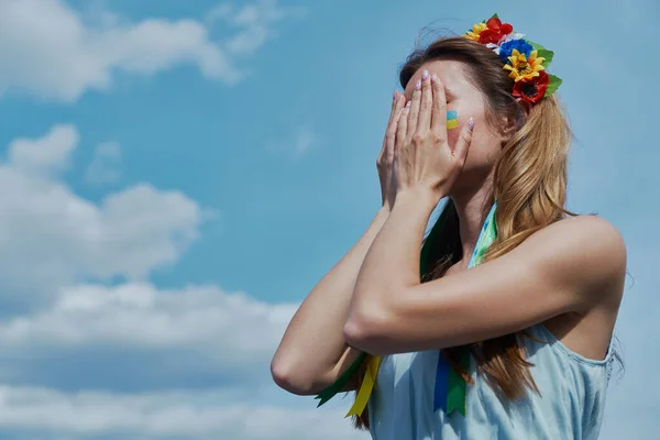 Depresivní Mladá Ukrajinská Žena Zakrývající Tvář Rukama Modrou Oblohou Pozadí — Stock fotografie