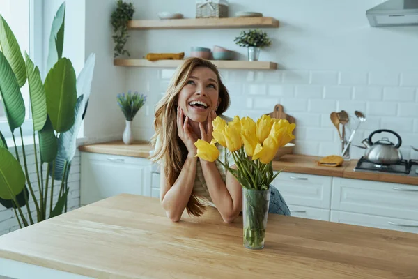 Счастливая Молодая Женщина Опираясь Кухонный Стол Улыбаясь — стоковое фото