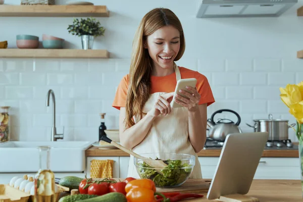 Jovem Feliz Usando Tecnologias Enquanto Cozinha Cozinha Doméstica — Fotografia de Stock
