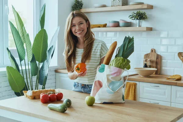 Güzel Genç Bir Kadın Evdeki Mutfakta Dururken Sağlıklı Yiyeceklerle Dolu — Stok fotoğraf
